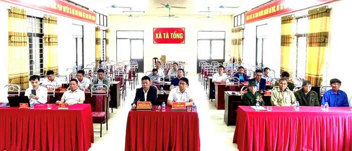 Quang cảnh lễ trao tặng Huy hiệu Đảng.