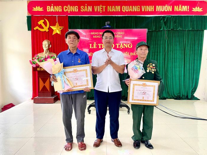 Đồng chí Lý Anh Sinh - Bí thư Đảng ủy, Chủ tịch HĐND xã Tà Tổng trao Huy hiệu 40 năm tuổi Đảng cho các đảng viên.