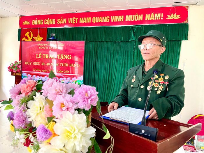 Đảng viên Giàng Vả Lình - Chi bộ bản Tà Tổng phát biểu tại buổi lễ.