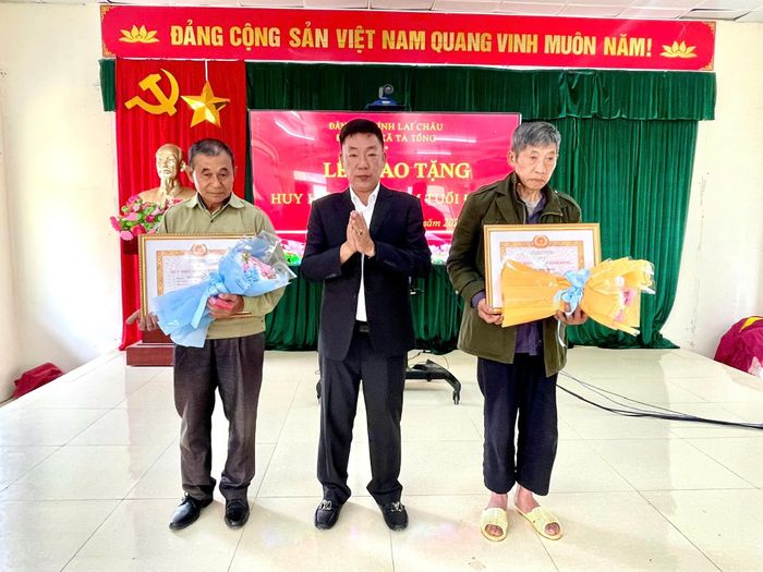 Đồng chí Nguyễn Quang Vinh - Chủ tịch UBND xã Tà Tổng trao Huy hiệu 30 năm tuổi Đảng cho các đảng viên.