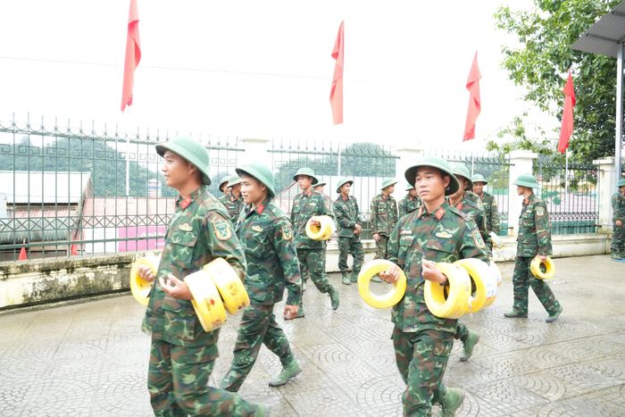 Chiến sĩ Trung đoàn 880, Bộ CHQS tỉnh ra quân giúp dân lắp đặt hệ thống điện mặt trời.
