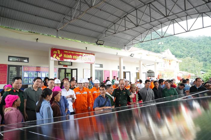 Đại biểu và người dân xã Tủa Sín Chải hân hoan trước mô hình điện mặt trời sẽ lắp đặt cho bà con.