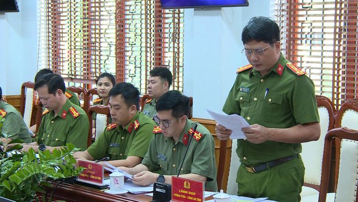 Lãnh đạo phòng chuyên môn Công an tỉnh báo cáo công tác chuẩn bị tại hội nghị.
