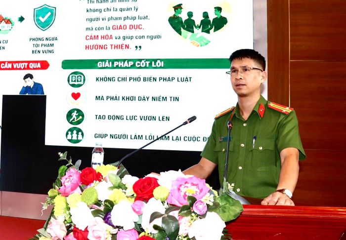 Cán bộ Phòng Cảnh sát thi hành án hình sự và hỗ trợ tư pháp, Công an tỉnh Lai Châu tuyên truyền Nghị định 49/2020/NĐ-CP ngày 17/4/2020 của Thủ tướng Chính phủ tại hội nghị.