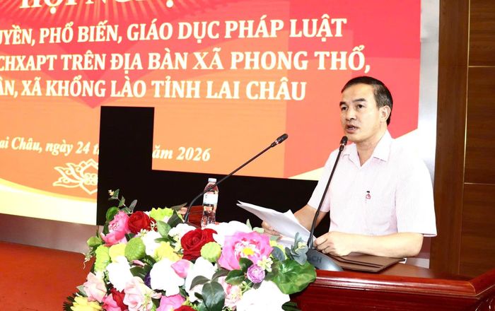 Cán bộ Phòng Giao dịch Ngân hàng chính sách xã hội Phong Thổ tuyên truyền về chính sách vay vốn đối với người chấp hành xong án phạt tù tại hội nghị.