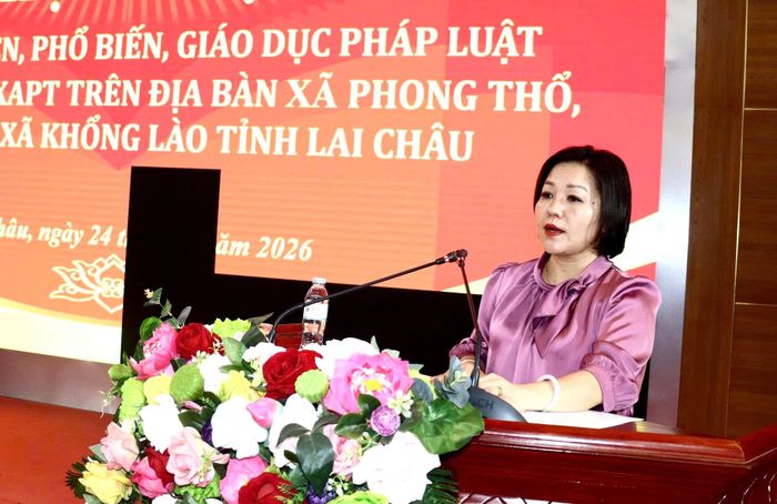 Lãnh đạo UBND xã Phong Thổ phát biểu tại hội nghị.