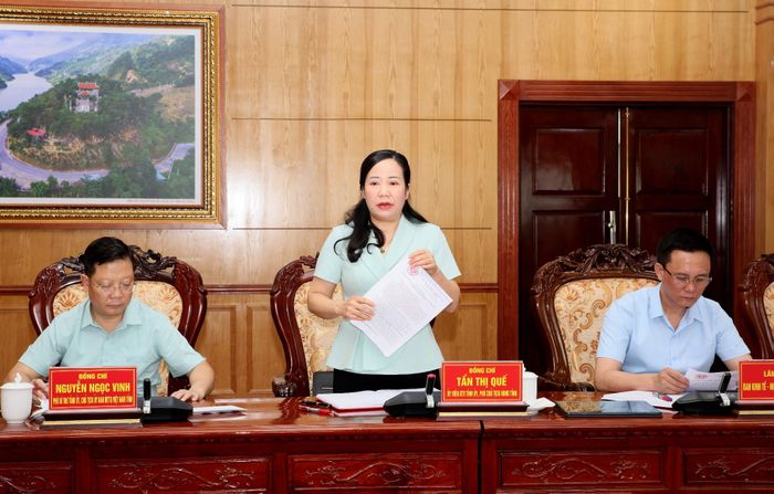 Đồng chí Tẩn Thị Quế - Ủy viên Ban Thường vụ Tỉnh ủy, Phó Chủ tịch Thường trực HĐND tỉnh báo cáo kết quả thực hiện nhiệm vụ 6 tháng đầu năm, nhiệm vụ trọng tâm 6 tháng cuối năm 2026. 