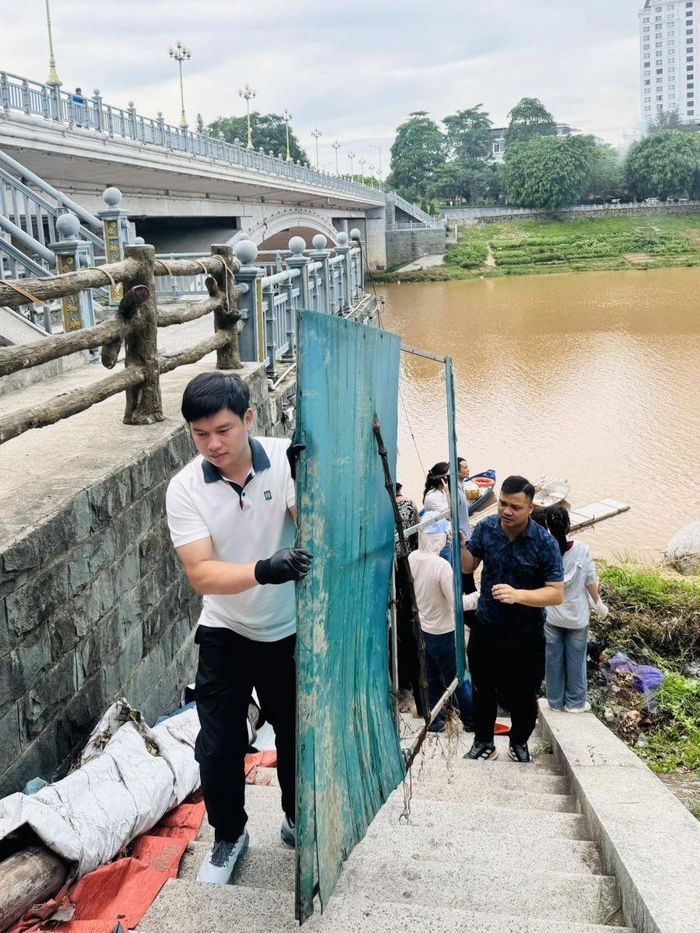 Cán bộ, người dân phường Tam Thanh ra quân vệ sinh khu vực kè bờ sông Kỳ Cùng