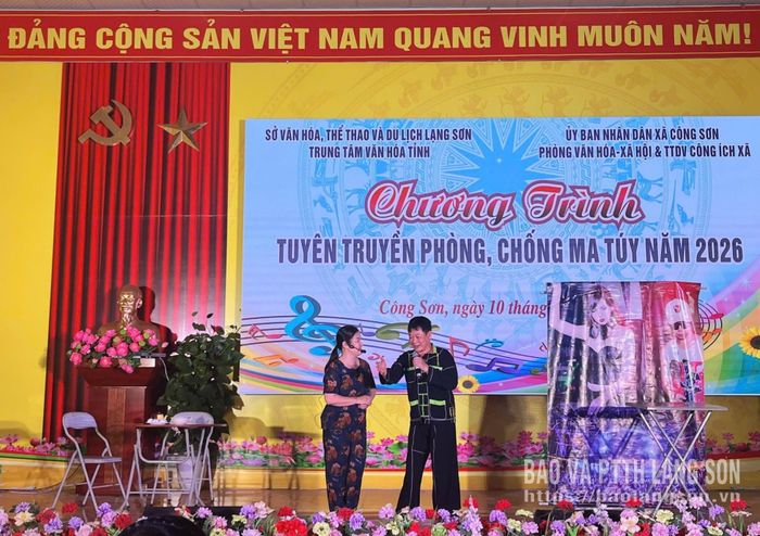 Tuyên truyền viên Trung tâm Văn hóa tỉnh biểu diễn tiểu phẩm “Tiếng chuông cảnh tỉnh” tại Nhà Văn hóa xã Công Sơn