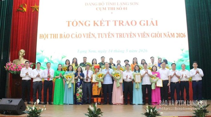 Ban Tổ chức Hội thi báo cáo viên, tuyên truyền viên giỏi Cụm thi số 1 trao giải cho các thí sinh