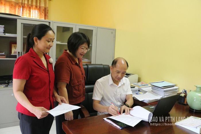 Lãnh đạo, chuyên viên Ban Xây dựng Đảng Đảng ủy xã Hữu Lũng theo dõi định hướng tuyên truyền tháng 6/2026