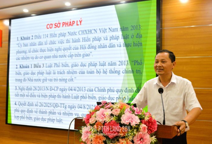  Giám đốc Sở Tư Pháp (báo cáo viên lớp bồi dưỡng) truyền đạt nội dung chuyên đề cho các học viên
