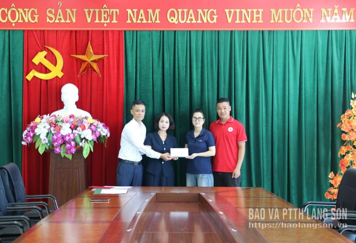 Đại diện đơn vị trao tiền hỗ trợ nhân đạo cho gia đình nạn nhân