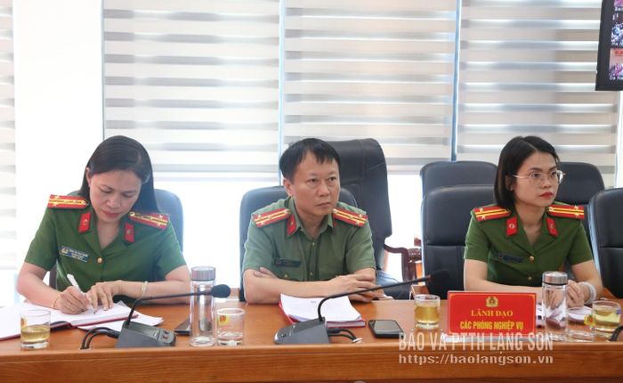 Đại biểu là lãnh đạo các phòng nghiệp vụ Công an tỉnh dự buổi lễ phát động