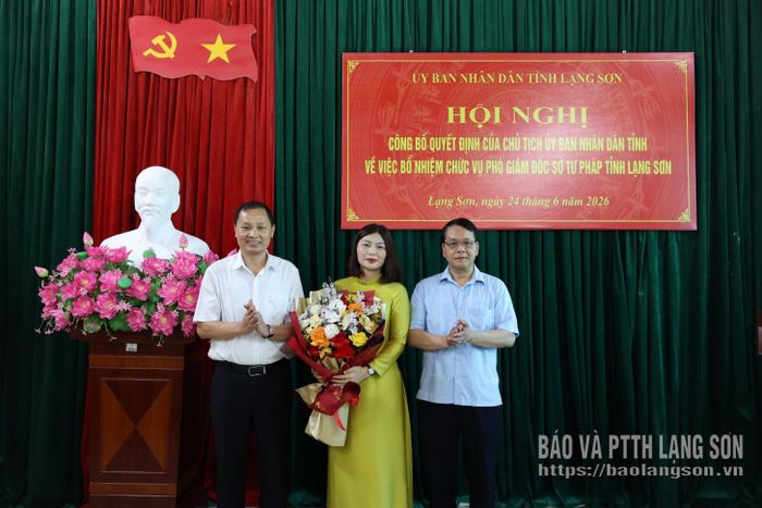 Lãnh đạo Sở Tư pháp tặng hoa chúc mừng đồng chí Vi Thị Thùy