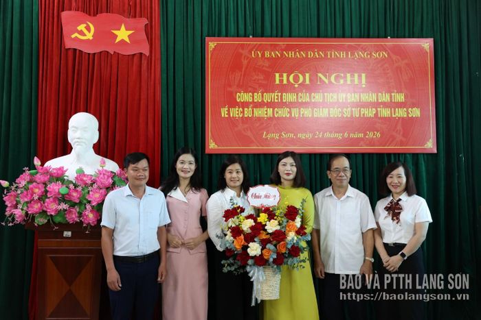 Lãnh đạo phòng chuyên môn, đơn vị sự nghiệp trực thuộc Sở Tư pháp tặng hoa chúc mừng đồng chí Vi Thị Thùy