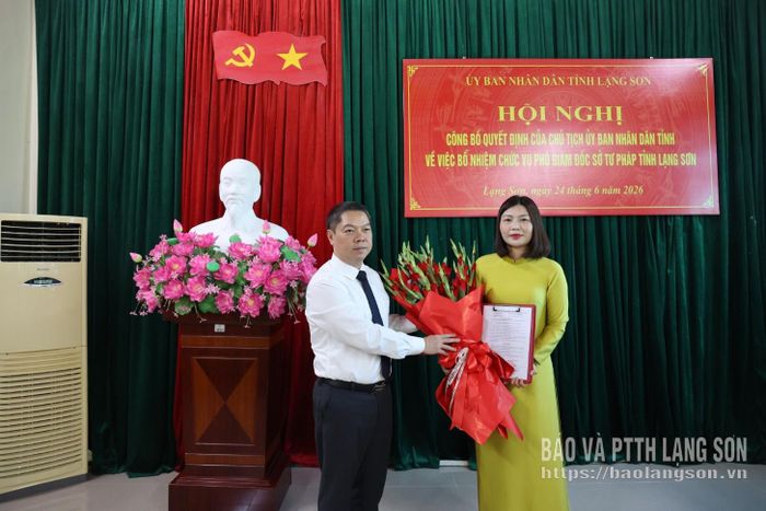 Đồng chí Đoàn Thanh Sơn, Phó Chủ tịch UBND tỉnh trao Quyết định, tặng hoa cho đồng chí tân Phó Giám đốc Sở Tư pháp