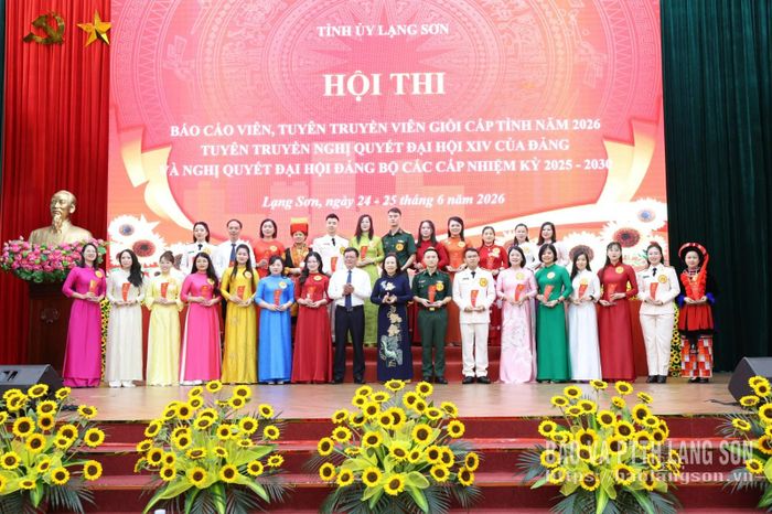 Đồng chí Đoàn Thị Hậu, Phó Bí thư Thường trực Tỉnh ủy, Chủ tịch HĐND tỉnh và đồng chí Nguyễn Quốc Khánh, Ủy viên Ban Thường vụ Tỉnh ủy, Trưởng Ban Tuyên giáo và Dân vận Tỉnh ủy, Trưởng Ban Tổ chức hội thi tặng biểu trưng cho các thí sinh