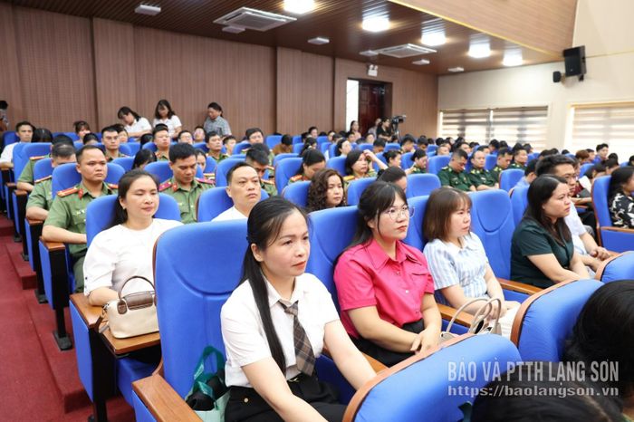 Đông đảo cán bộ, đảng viên tham gia cổ vũ thí sinh