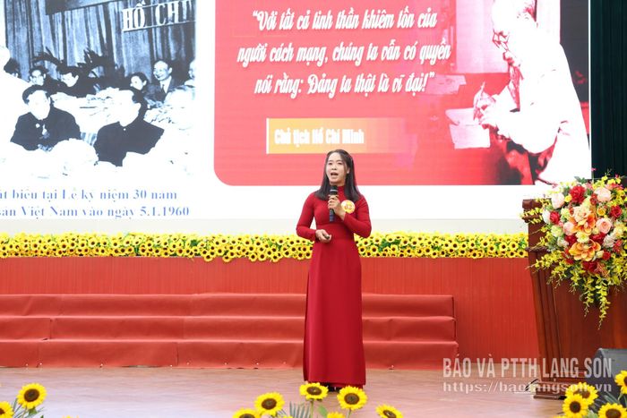 Thí sinh thực hiện phần thi thuyết trình tại hội thi