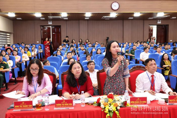 Thành viên Ban Giám khảo đặt câu hỏi cho thí sinh
