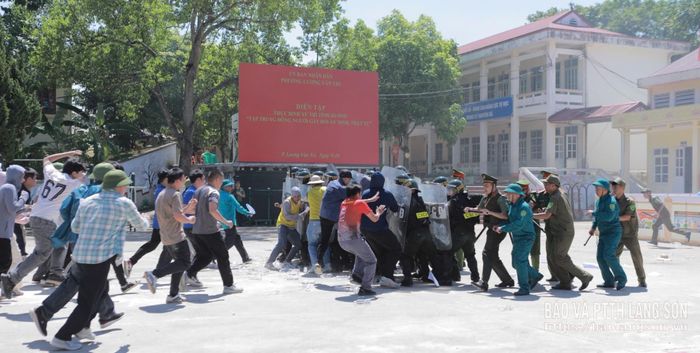 Các lực lượng tham gia diễn tập thực binh trong tình huống giả định