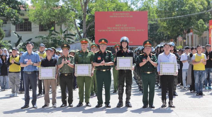 Các đại biểu tặng quà các lực lượng tham gia diễn tập