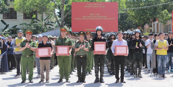 Lãnh đạo Công an tỉnh tặng quà các lực lượng tham gia diễn tập