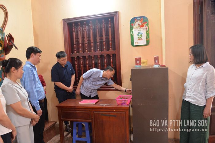 Các thành viên đoàn kiểm tra liên ngành tiến hành kiểm tra thực tế tại di tích chùa Bắc Nga