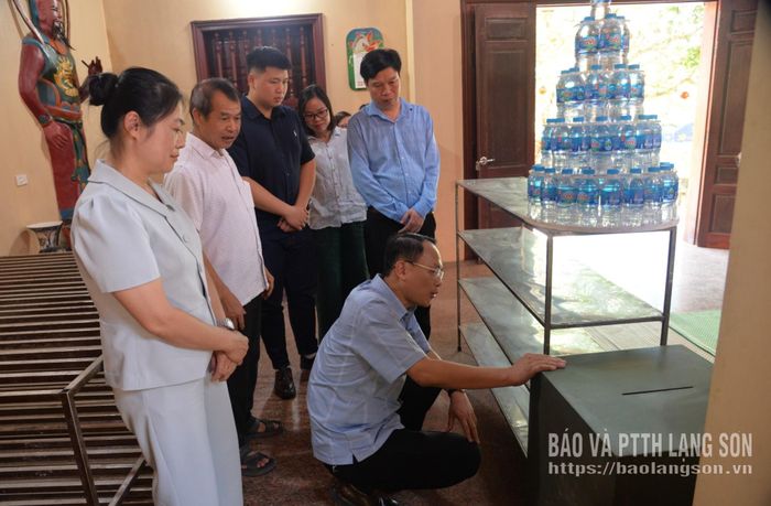 Các thành viên đoàn kiểm tra liên ngành tiến hành kiểm tra công tác niêm phong hòm công đức tại di tích chùa Bắc Nga