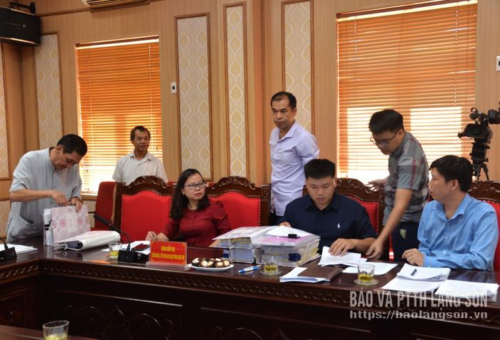 Thành viên đoàn tiến hành kiểm tra hệ thống sổ sách ghi chép, sổ thống kê hiện vật, các hợp đồng dịch vụ cùng hồ sơ, chứng từ liên quan đến việc quản lý, sử dụng tiền công đức, tài trợ và nguồn thu phí tham quan của di tích chùa Bắc Nga và đền Tả Phủ