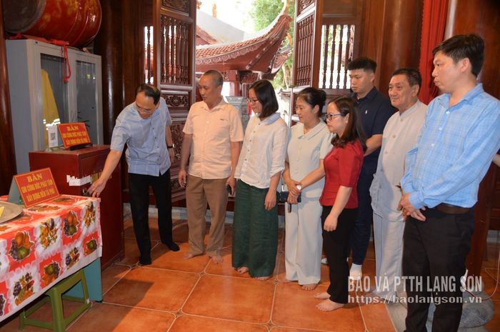 Các thành viên đoàn kiểm tra liên ngành tiến hành kiểm tra công tác niêm phong hòm công đức tại di tích đền Tả Phủ
