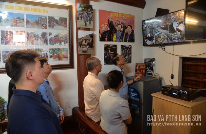 Các thành viên đoàn kiểm tra liên ngành kiểm tra công tác lắp đặt các camera an ninh tại di tích đền Tả Phủ