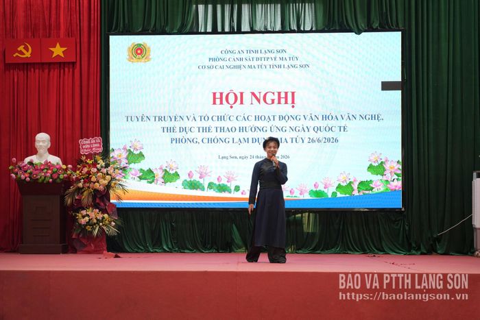 Giáo viên Trường Tiểu học Xuân Long trình diễn tiết mục đơn ca tại hội nghị