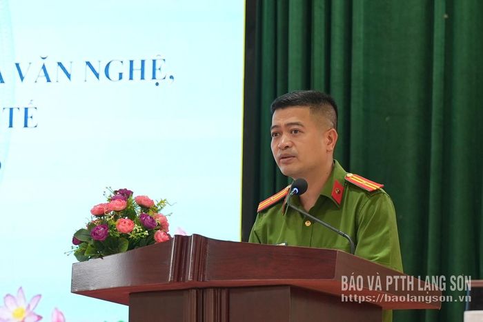 Lãnh đạo Cơ sở cai nghiện ma túy tỉnh tuyên truyền tại hội nghị