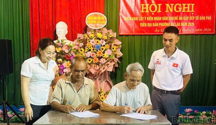 Nhân dân tổ dân phố Gò Bông ký cam kết đồng thuận với đề án sắp xếp tổ dân phố.