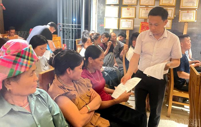 Thành viên tổ số 4 phát phiếu xin ý kiến Nhân dân.