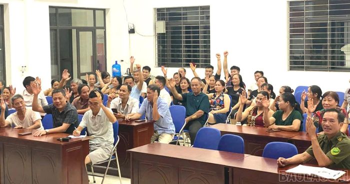 Nhân dân tổ dân phố Hợp Minh 5 biểu quyết tán thành đề án sắp xếp.