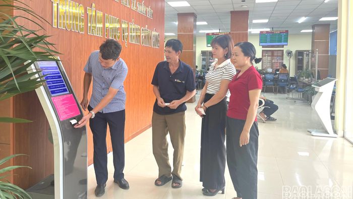 Trung tâm Phục vụ hành chính công xã Trấn Yên trung bình mỗi ngày tiếp đón khoảng 80 lượt công dân đến giao dịch.