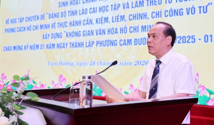 Đồng chí Nguyễn Thuần Hưng - Phó Bí thư Thường trực Đảng ủy phường Cam Đường phát biểu tại hội nghị.