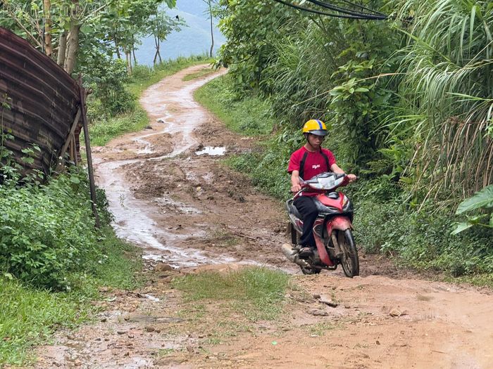 Đường đến các thôn của xã Nậm Chày chủ yếu là đường đất, đường cấp phối xuống cấp.