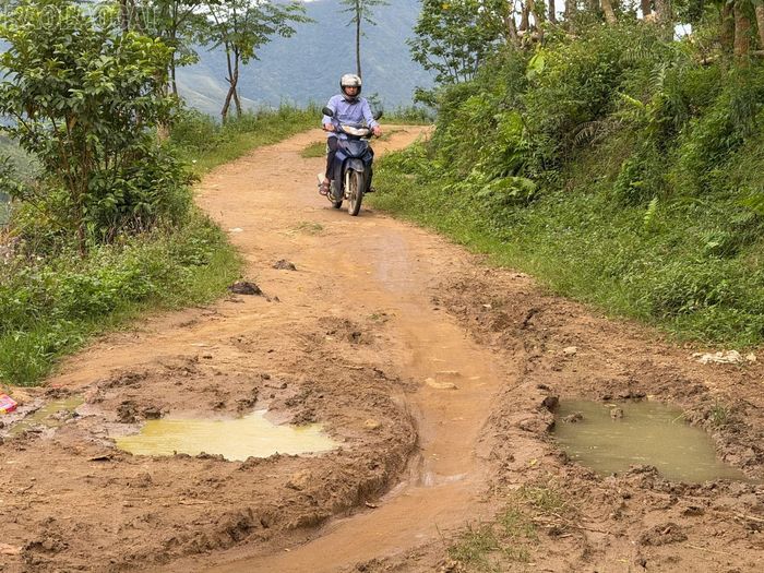 Người dân xã Nậm Chày mong mỏi các tuyến đường của xã sớm được nâng cấp, tạo thuận lợi cho việc giao thông, giao thương.