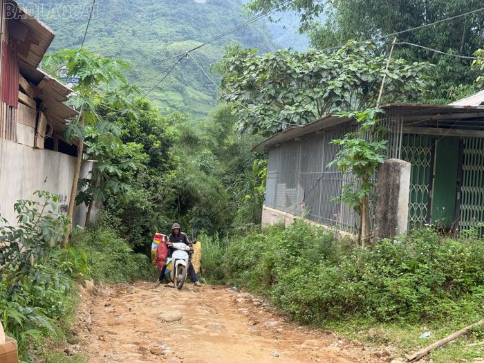 Nhiều tuyến đường bị xói mòn lởm chởm đá hộc.