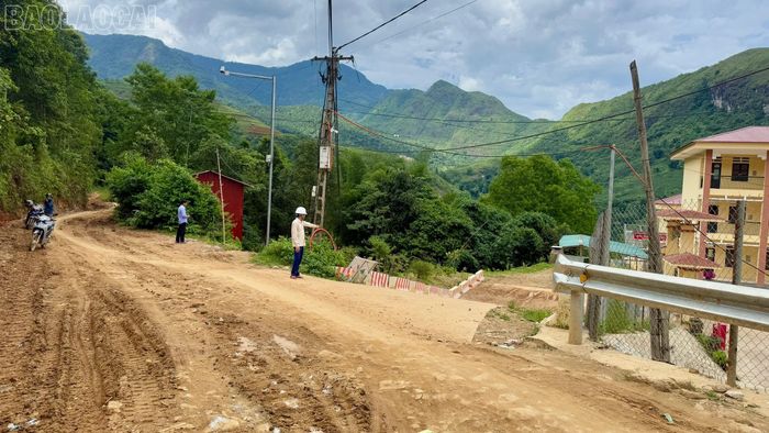 Mưa to cuốn đất đá từ những con đường xuống cấp trôi xuống nhà dân và trường học.