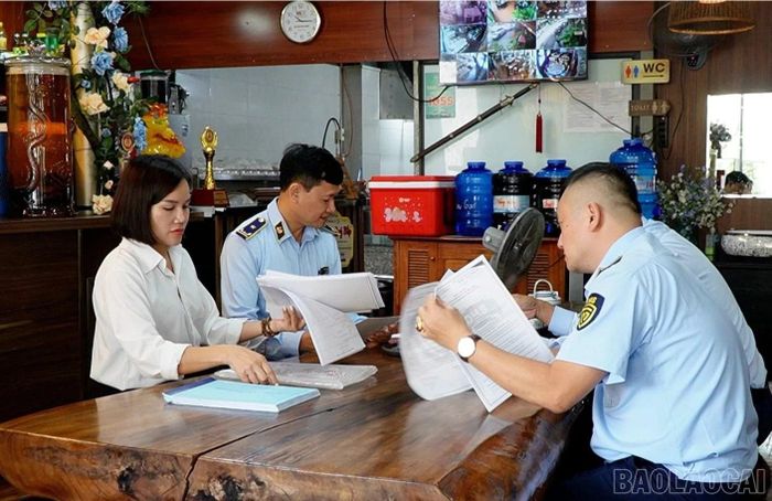 Lực lượng Quản lý thị trường tỉnh Lào Cai kiểm tra việc chấp hành quy định pháp luật tại các cơ sở kinh doanh.