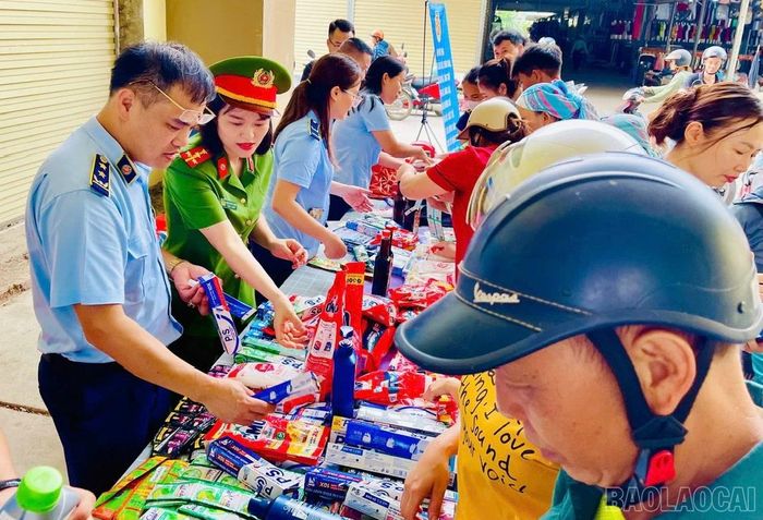 Lực lượng quản lý thị trường tuyên truyền, hướng dẫn tiểu thương nhận biết hàng thật, hàng giả tại các chợ.