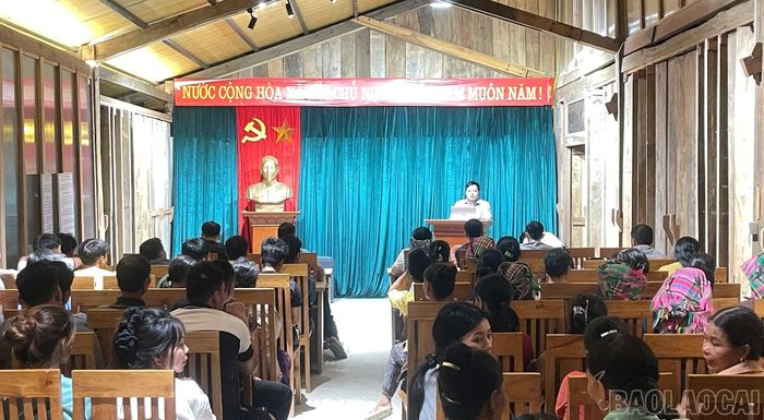Quang cảnh lấy ý kiến tại thôn Tà Sung, xã Tú Lệ.