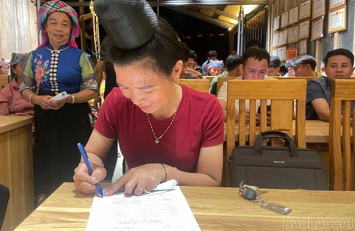 Nhân dân tham gia ý kiến vào phiếu.