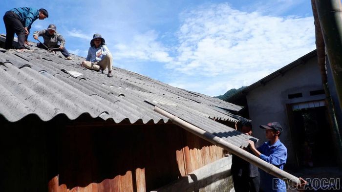 Các lực lượng giúp gia đình ông Lâm A Ỉnh dọn, dỡ ngôi nhà cũ, lấy mặt bằng làm nhà ở mới.