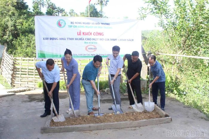 Các đại biểu thực hiện nghi thức khởi công xây dựng nhà tình nghĩa.